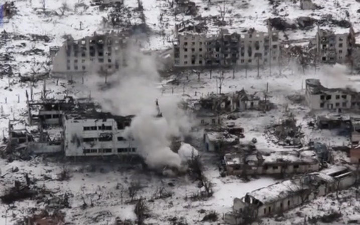 Quân Nga và Ukraine giao chiến quyết liệt trong thị trấn Marinka tan hoang